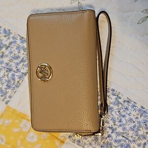 NWOT Tan Michael Kors Phone Wallet/Wristlet
